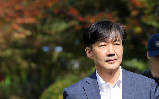 부인 접견 마친 조국 전 장관      (서울=연합뉴스) 최재구 기자 = 조국 전 법무부 장관이 24일 부인인 정경심 교수의 접견을 마치고 의왕시 서울구치소를 나서고 있다. 2019.10.24      jjaeck9@yna.co.kr  (끝)